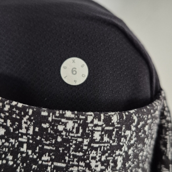 Lululemon Athletica Black and White Patterned Leggings - Picture 5 of 6